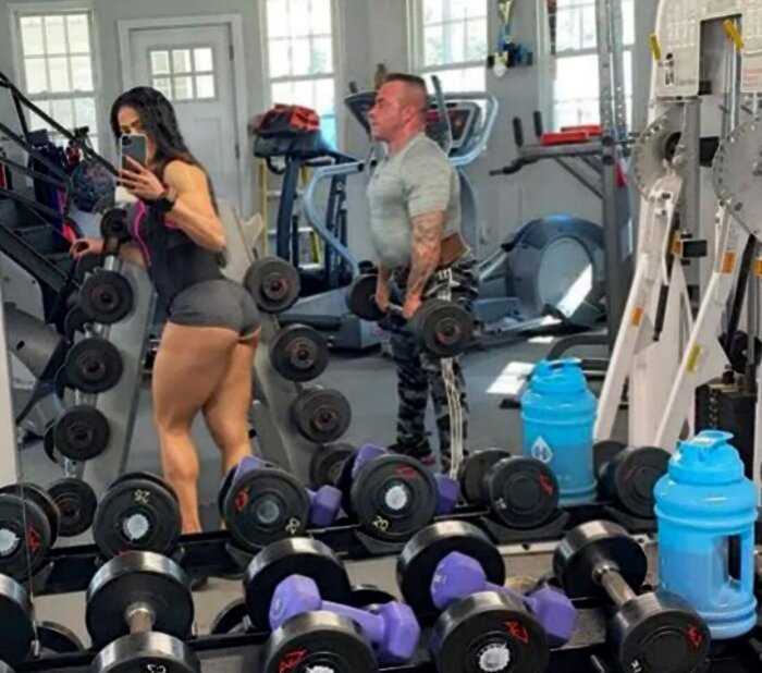 Жена разметила в сети это фото мужа в спортзале и его арестовали, теперь он должен отдать 200 000 долларов — и все дело в мускулах