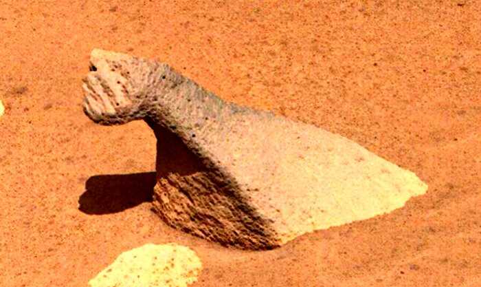 Камера марсохода сняла на Марсе объект, похожий на окаменевшего динозавра