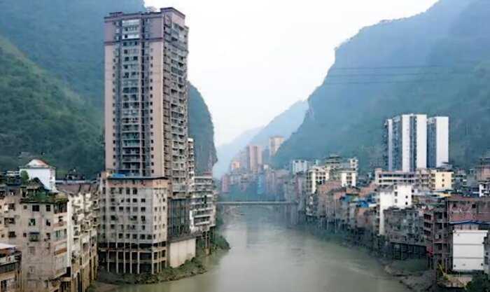 Чжаотун называют самым узким городом мира. На 2 улицах живет миллион человек, а вокруг отвесные горы