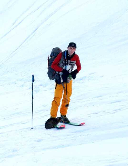 Альпинисты шли к вершине и нашли потерявшуюся кошку. Она шла с ними 3000 метров вверх, чтобы найти дом