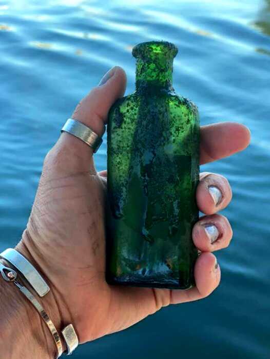Женщина случайно нашла в озере бутылку со старинной запиской, в которой была не совсем обычная просьба