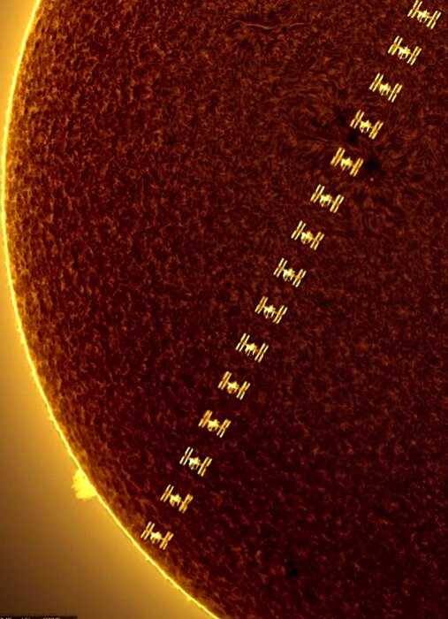 Астрофотограф снял полет МКС на фоне Солнца