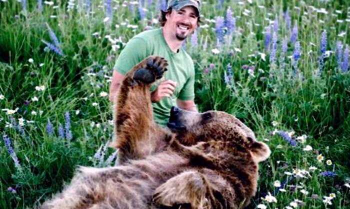 Мужчина выходил медвежонка и стал растить его как щенка. Через 3 года на ферме жил огромный медведь