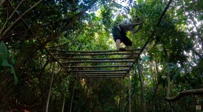 Девушка построила из бамбука виллу с бассейном в глухом лесу