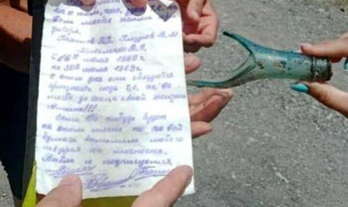Туристы в Крыму получили послание в бутылке, которое отправили из 1969 года