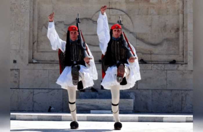 Почему греческие гвардейцы носят юбки и туфли?