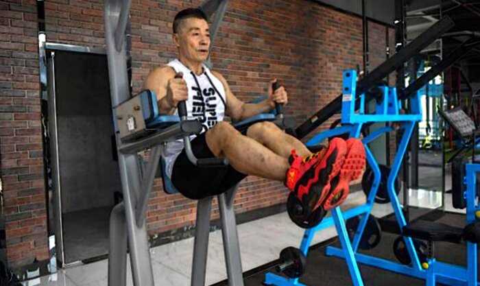 Мужчине в 72 года дают больше 40. Пенсионер тренируется каждый день и приседает со штангой в 170 кг