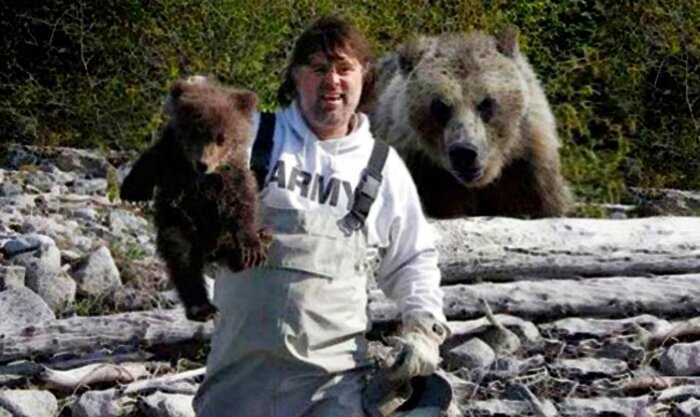 Рыбак спас медвежонка, а на следующий день к нему на берег пришла медведица