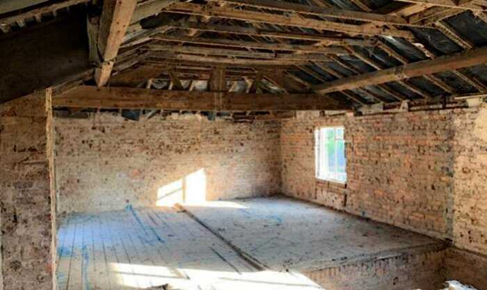 Семья купила заброшенный сарай 19 века и начала делать ремонт. За 3 года смета выросла до 50 миллионов рублей