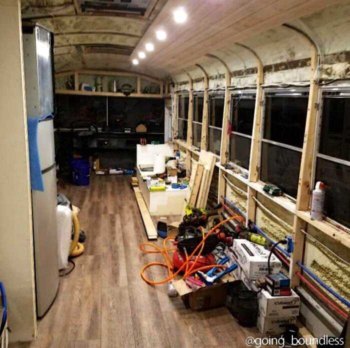 За год из школьного автобуса пара сделала очень комфортный и уютный дом на колесах