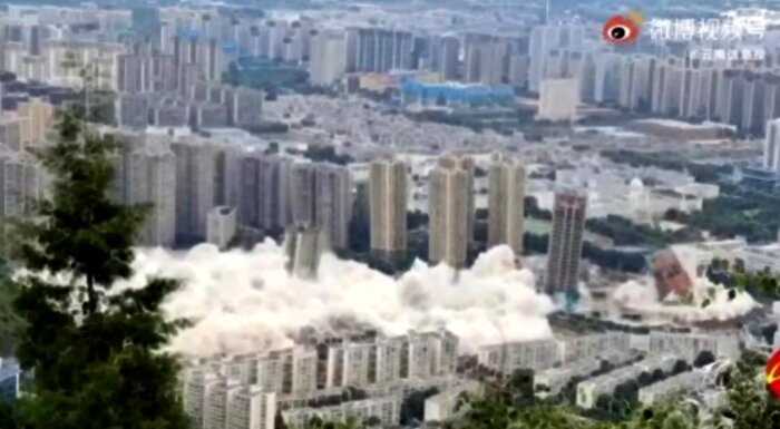 В Китае одномоментно снесли район недостроенных высоток
