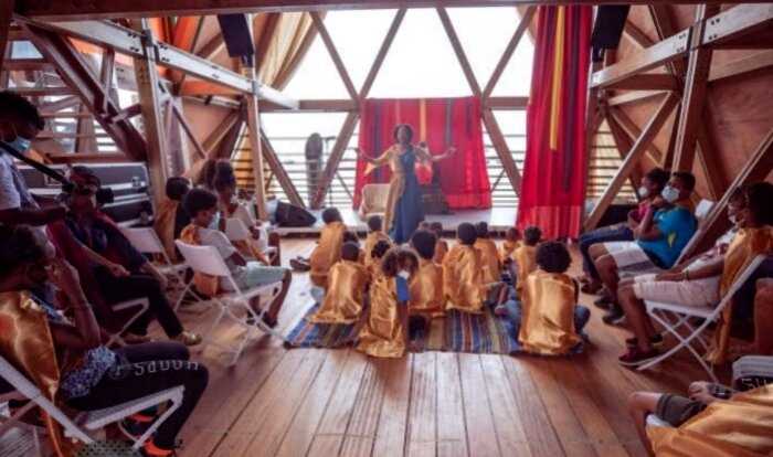 Плавучая музыкальная площадка, совместившая в себе культурные традиции Западной Африки