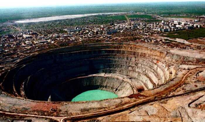 В 1955 году геологи обратили внимание на лисью нору, а за 40 лет она превратилась в алмазную шахту диаметром километр