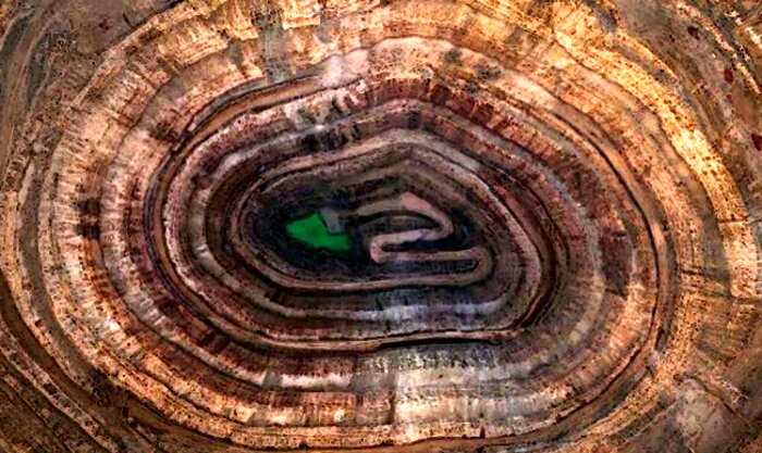 В 1955 году геологи обратили внимание на лисью нору, а за 40 лет она превратилась в алмазную шахту диаметром километр