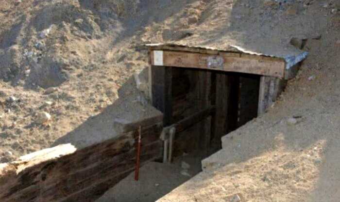38 лет мужчина каждый день копал тоннель в пустыне, а потом неожиданно для всех не пришел и оставил открытой дверь