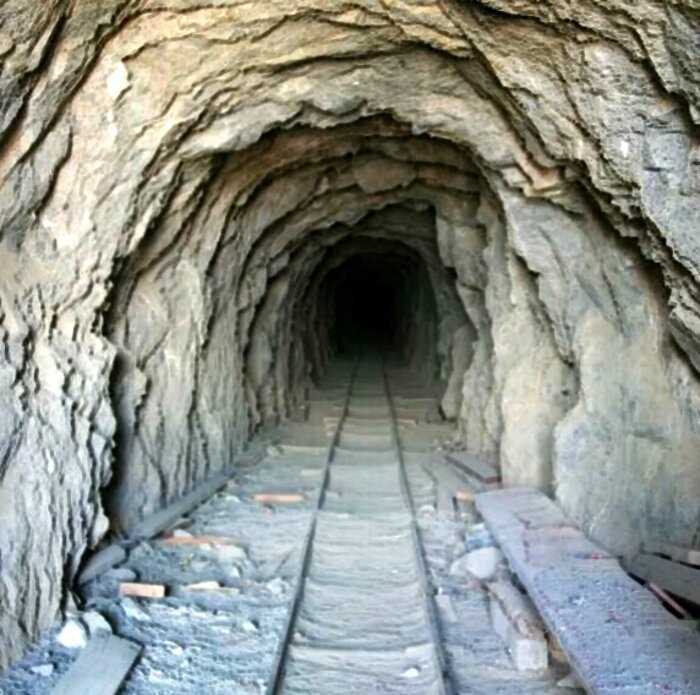 38 лет мужчина каждый день копал тоннель в пустыне, а потом неожиданно для всех не пришел и оставил открытой дверь
