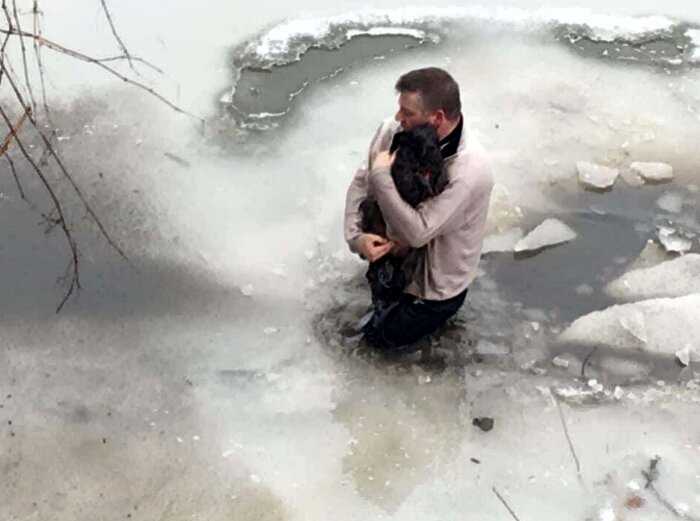 Мужчина прыгнул в ледяную воду, что бы спасти собаку