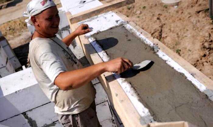 Мужчина показал, как строит свой дом при зарплате в 30 тысяч рублей. По его словам, ему помогает опыт деда