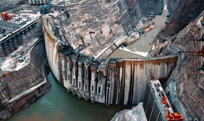 Дамба высотой с небоскреб. 5 лет Китай строил стену из бетона поперек самой большой реки Евразии