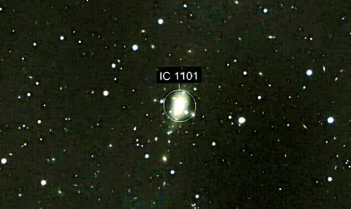 Скопление звезд считали туманностью, но оно оказалось гигантской галактикой. Свет через нее идет 6 миллионов лет