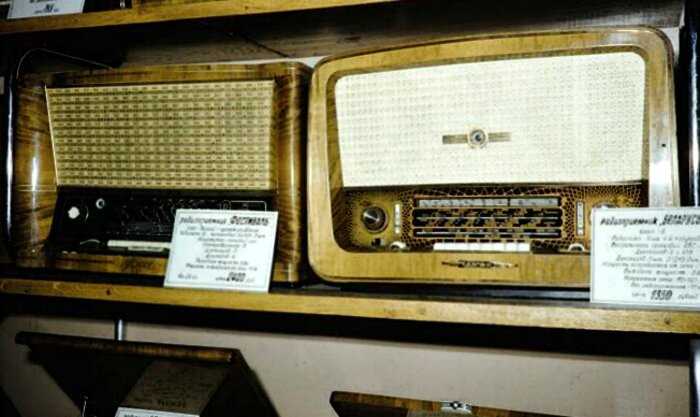 Витрина радиотоваров СССР из 1959 года. Фотографии и цены на технику
