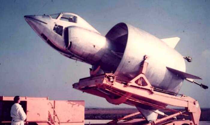 В 1959 году инженеры попробовали создать самолет без крыльев. Вместо них была большая труба