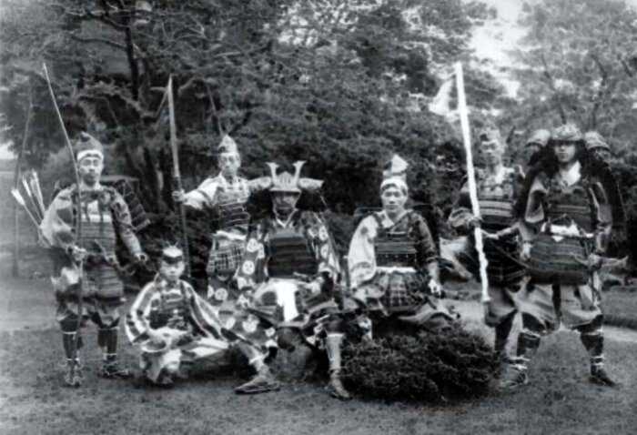 Рыцари в лаптях: почему японские самураи носили странные сандалии, а не нормальные сапоги