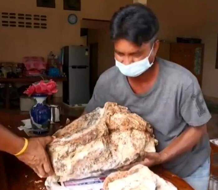 Бедный рыбак из небольшой деревни в Таиланде нашел этот камень и теперь он миллионер и больше никогда не вернется на прежнюю работу
