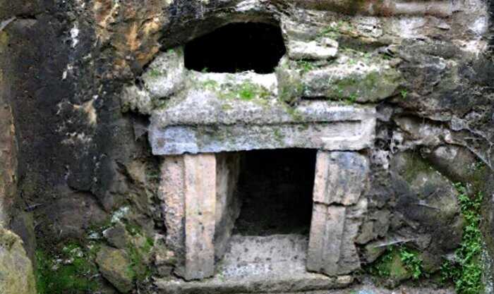 В древней пещере нашли плиту возрастом более 2000 лет. Анализ показал, что она сделана из стекла