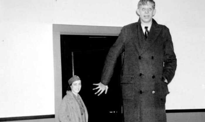 Рост 3 метра считали выдумкой, но на архивных фото и видео запечатлен великан выше. Мужчину звали Роберт Уодлоу