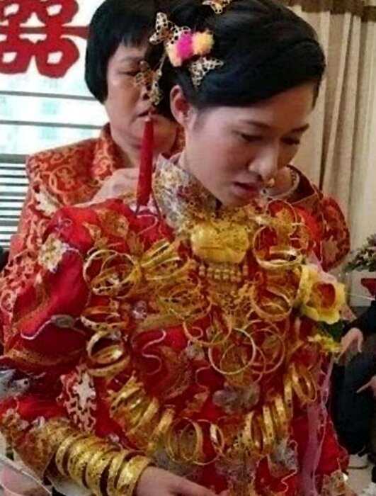 В Китае невеста не смогла ходить из-за веса золотых украшений