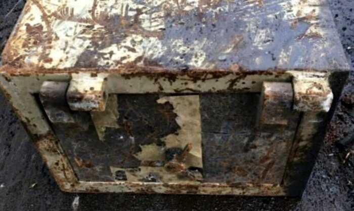 Запаянный железный ящик 30 лет использовали на чердаке как стол, а при сносе дома мужчина решил его открыть и заглянуть внутрь
