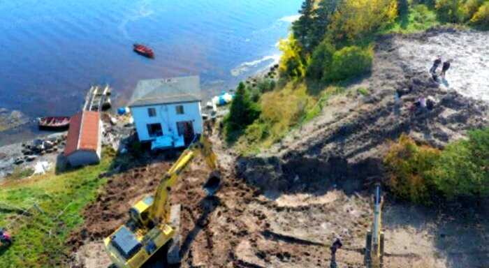 Пара переправила cвой дом по воде на другой берег залива в Канаде