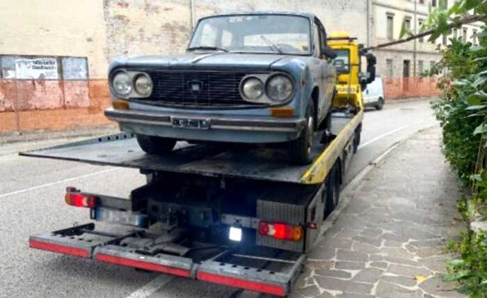 Автомобиль Lancia, простоявший почти полвека на итальянской улочке, пришлось эвакуировать