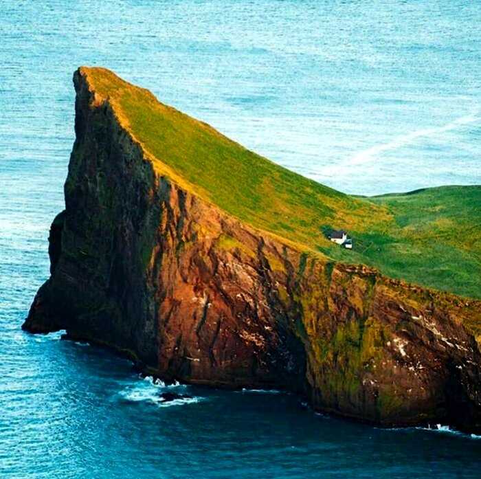 130-метровая скала и необитаемый остров: 5 странных мест, где люди построили дома