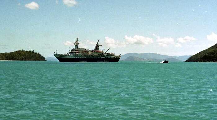 20 лет назад арктический лайнер зашел в бухту на тропическом острове, но по воле случая остался там навсегда