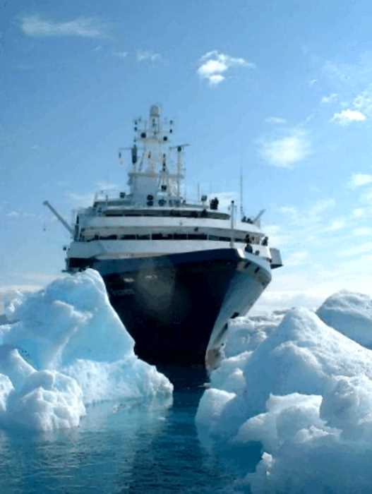 20 лет назад арктический лайнер зашел в бухту на тропическом острове, но по воле случая остался там навсегда
