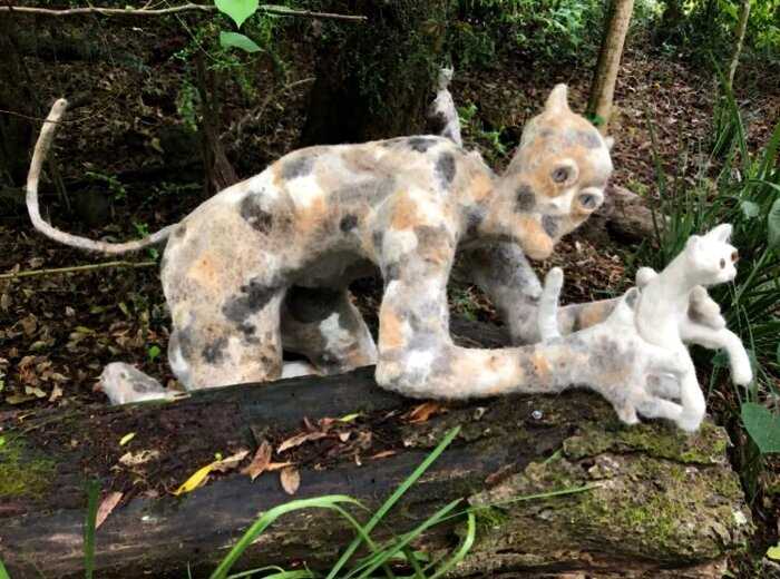 Человекоподобные скульптуры из кошачьей шерсти в лесу довели местных жителей до истерики