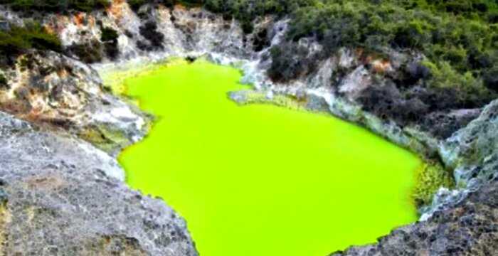 «Ванна дьявола»: неоново-зелёный серный бассейн в Новой Зеландии