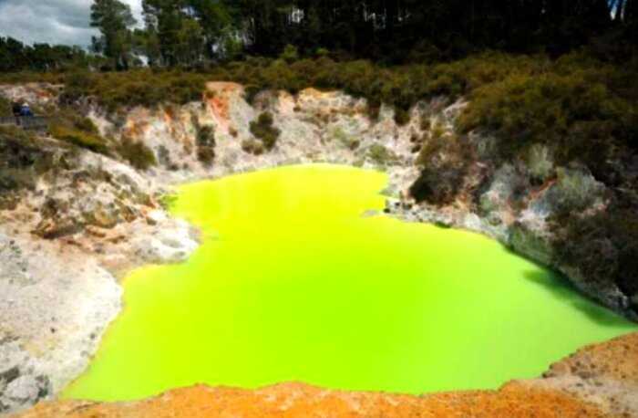 «Ванна дьявола»: неоново-зелёный серный бассейн в Новой Зеландии