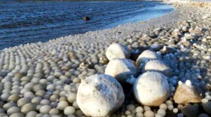 Почему на Земле иногда появляются огромные ледяные шары и откуда они берутся