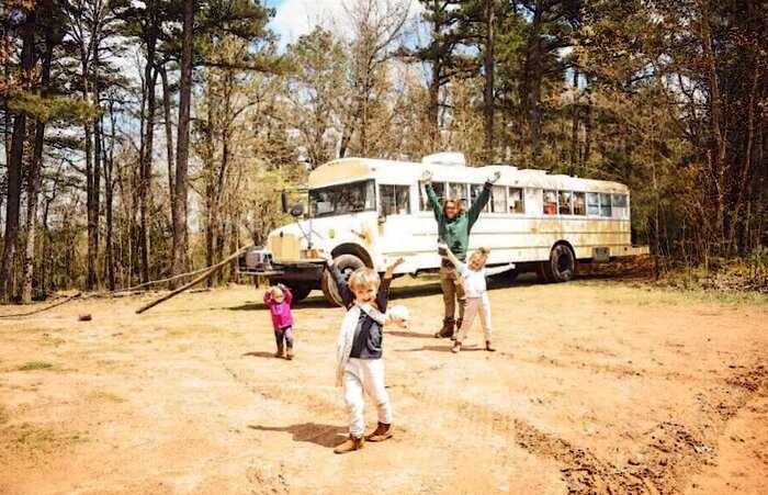 Счастливы вместе: многодетная семья живет в отреставрированном школьном автобусе