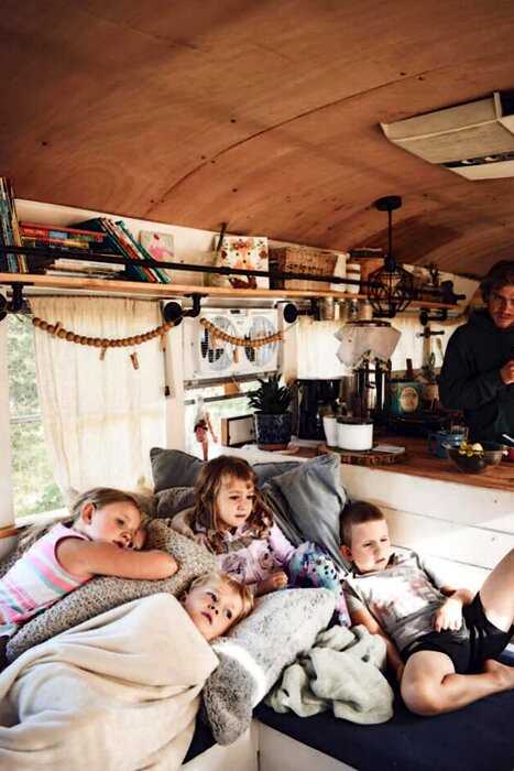 Счастливы вместе: многодетная семья живет в отреставрированном школьном автобусе