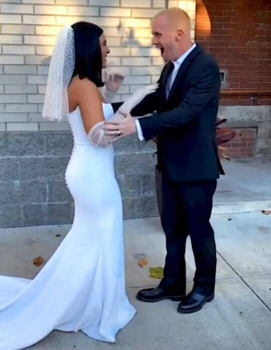 Невеста неожиданно сделала стрижку во время свадьбы и удивила жениха