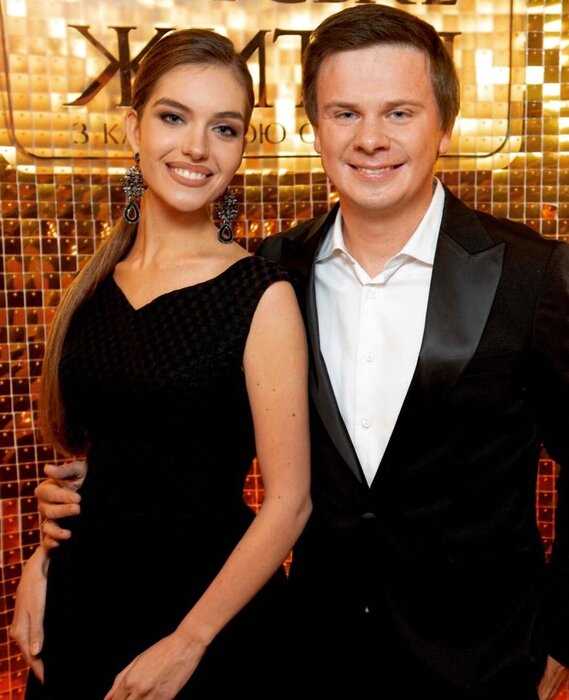 Впервые за долгое время телеведущий Дмитрий Комаров появился на публике в смокинге со своей красавицей-женой
