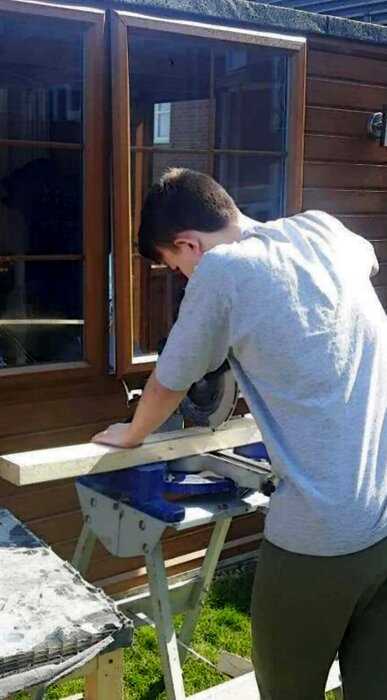 14-летний мальчик своими руками построил дом младшенькой сестре