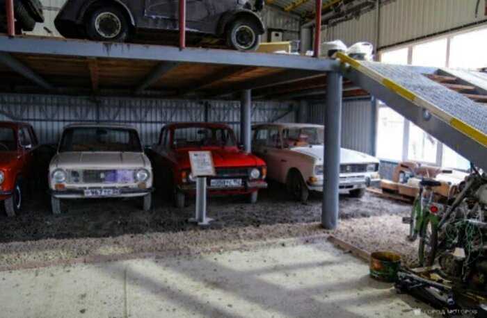 Отец с сыном построили музей советских автомобилей на своём деревенском участке: «Москвичи», «Жигули»,…