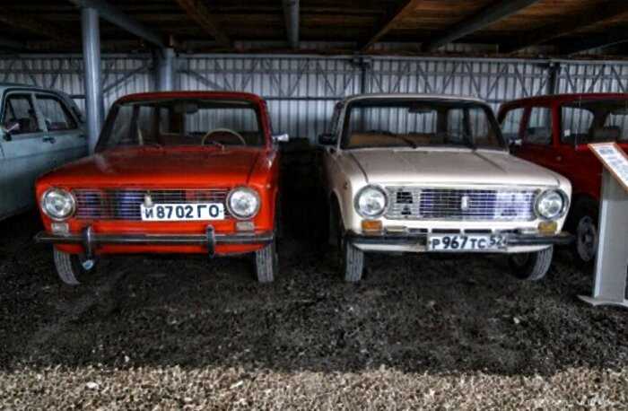 Отец с сыном построили музей советских автомобилей на своём деревенском участке: «Москвичи», «Жигули»,…