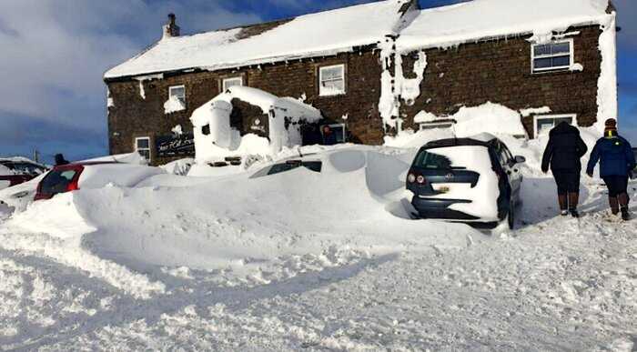 Шестьдесят британцев застряли в баре на три дня из-за снежного шторма