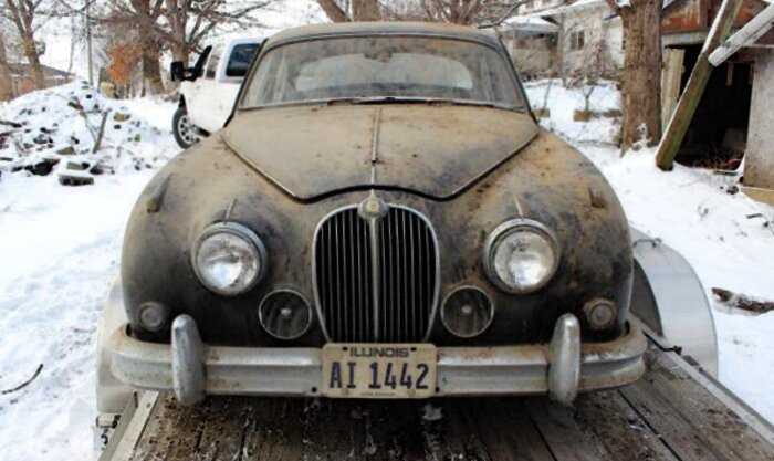 Мужчина купил старую ферму под снос, стал разбирать сарай и нашел один из самых дорогих авто в мире, 1959 года выпуска